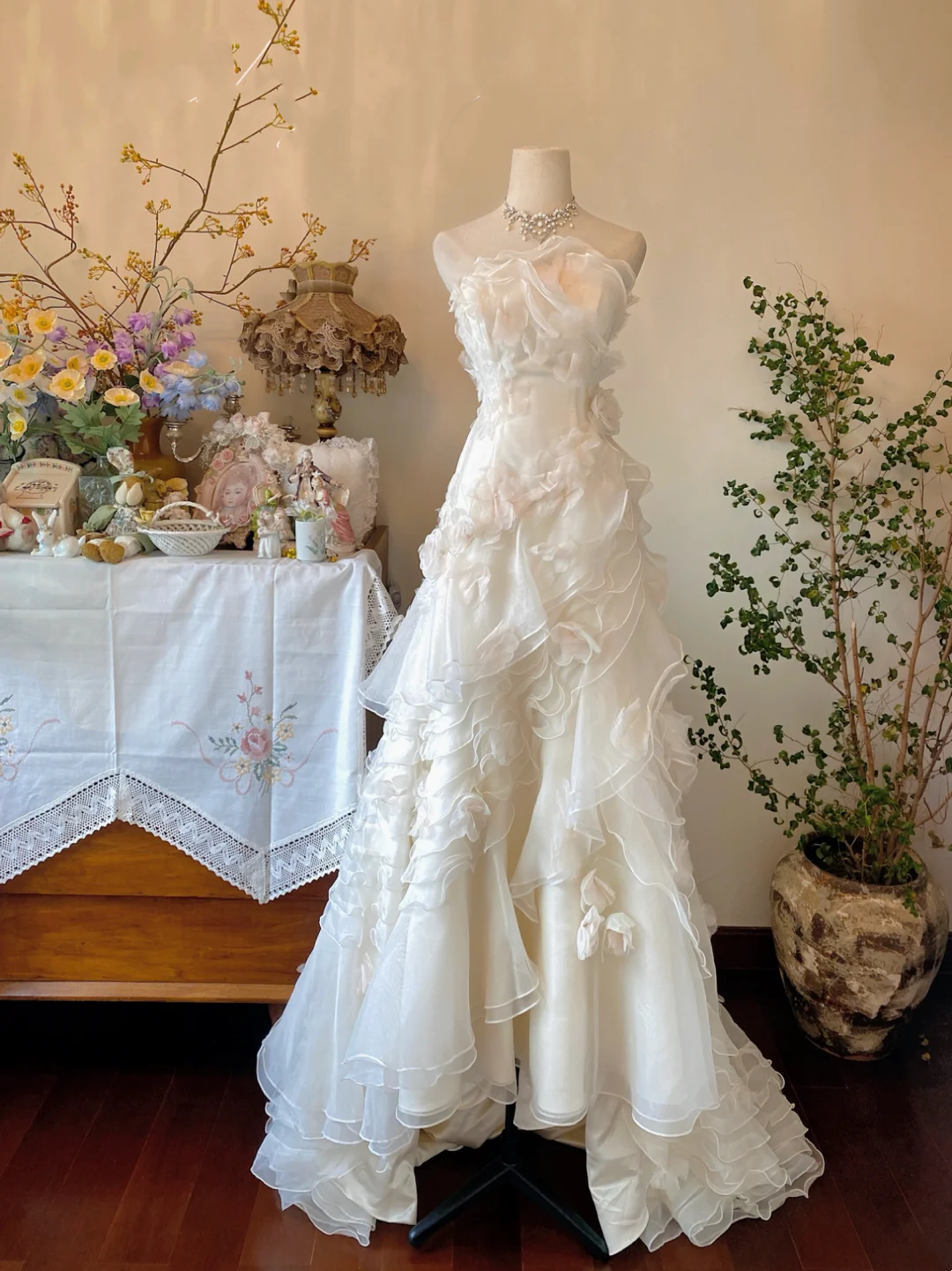 White strapless vintage elegant long gown for party and evening banquet gh7133
