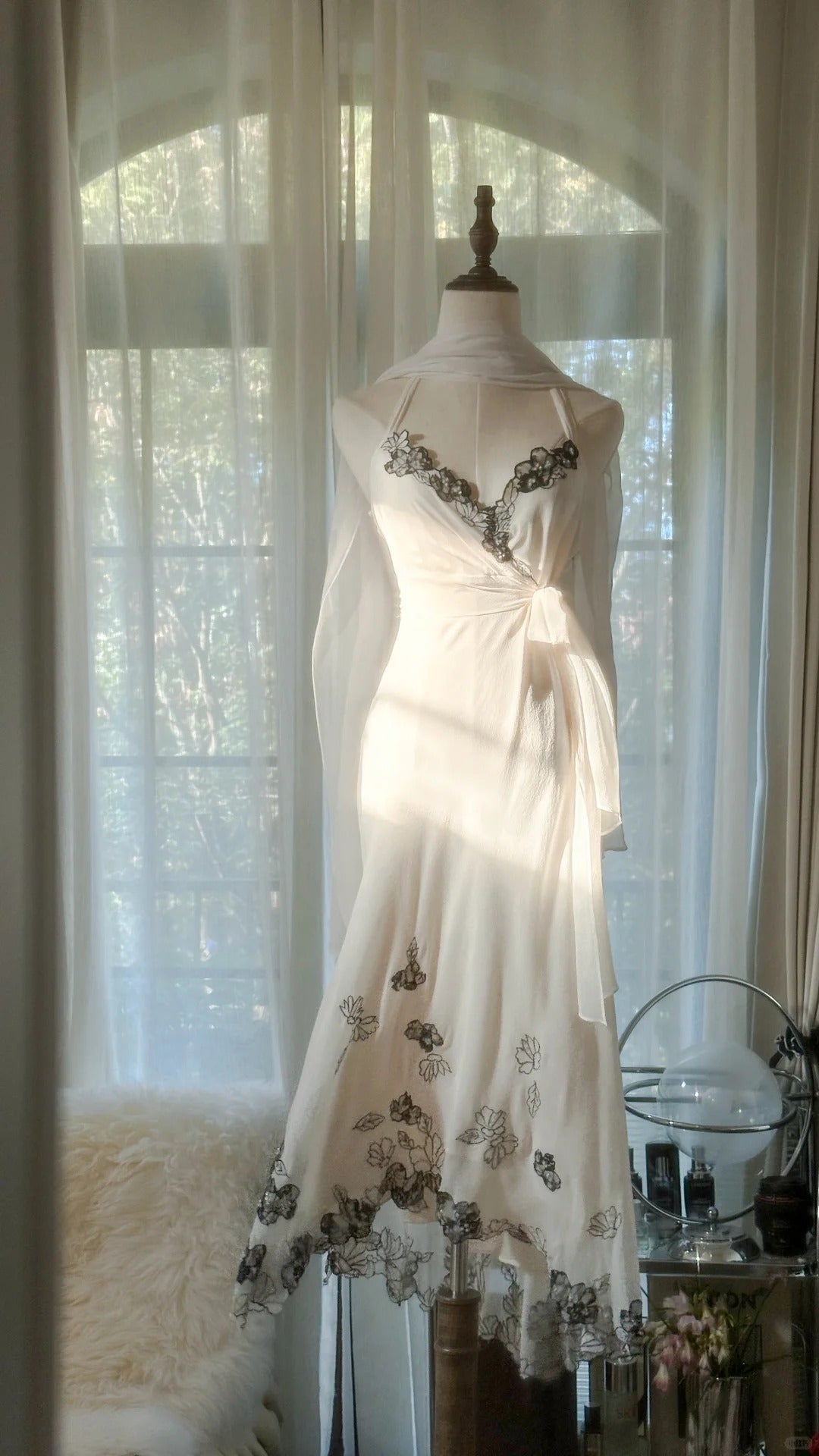 Weißes elegantes romantisches exquisites schwarzes Spitzen-Perlen-Lang-Chiffon-Ballkleid-Abendkleid-Partykleid-Abschlussballkleid-Valentinstags-Verabredungskleid gh4048