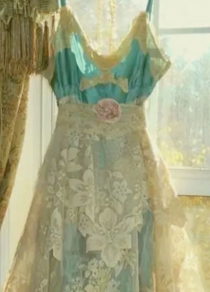 Blaues Vintage-Spitzen-Lang-Satin-Gartenpartykleid gh4754