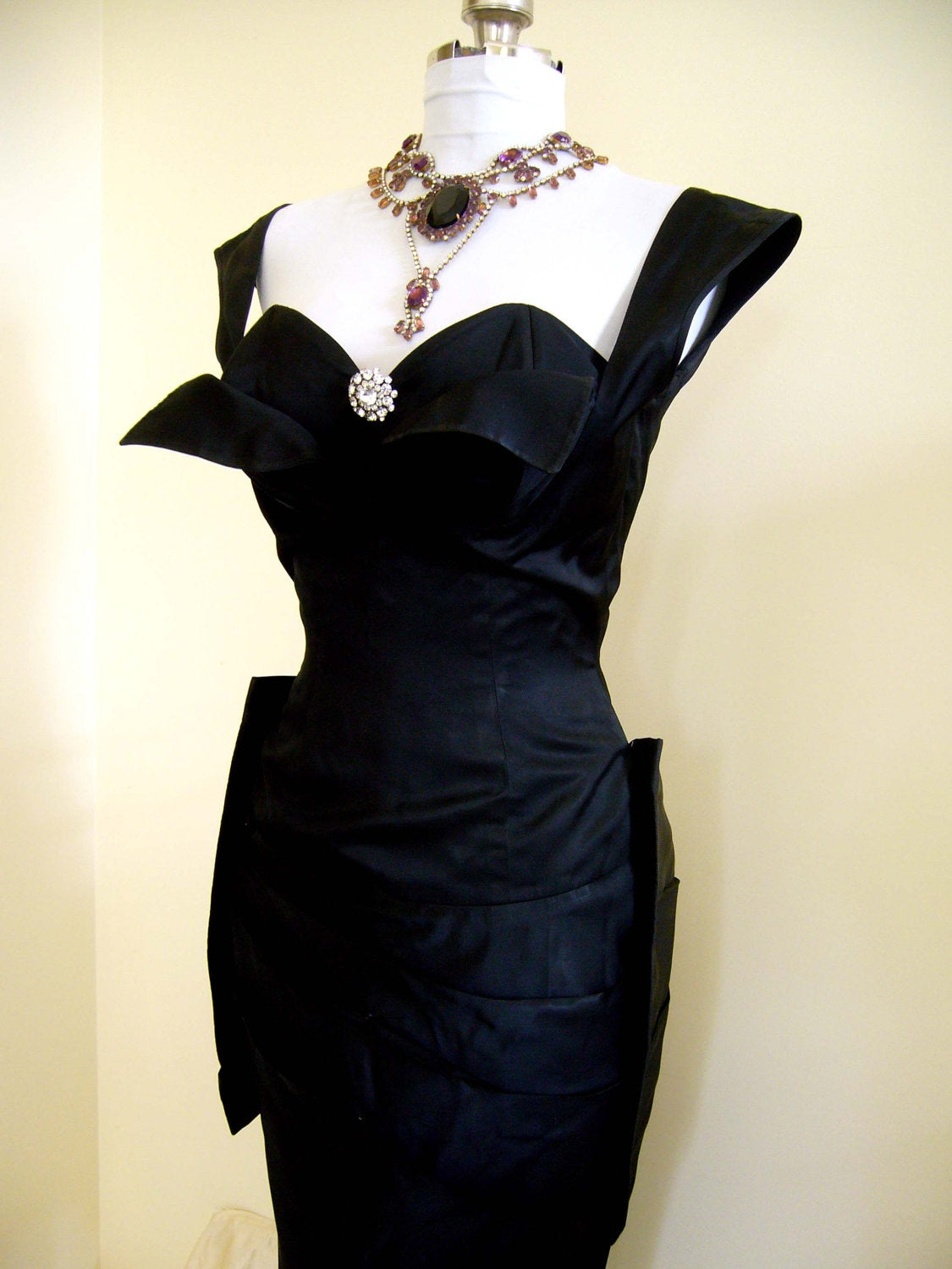 Girlhomeshops - Robe de soirée courte en satin noir, simple et tendance, avec col en cœur, gh5642