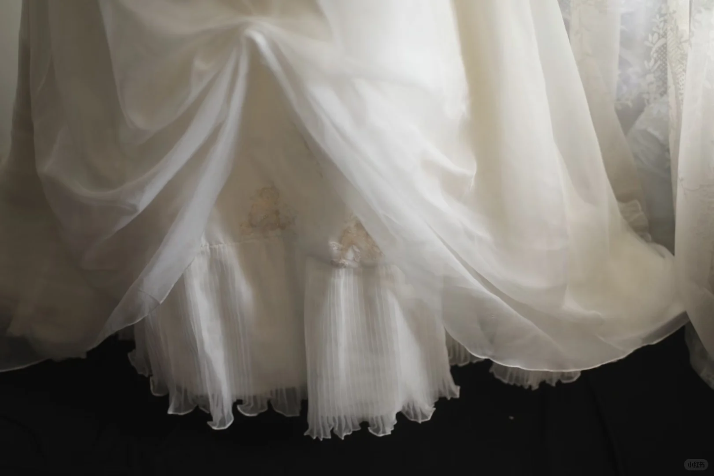 Halter High‑Neck A‑Line Wedding Dress, Illusion Tulle Halter 3D Floral Lace Beaded Applique Twisted Front Skirt Layered Bridal Gown gh9114