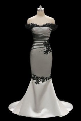 Elfenbeinfarbenes, elegantes, exquisites schwarzes Spitzenapplikations-Tüll-Ballkleid mit langer, bodenlanger Schleppe aus Satin im Meerjungfrau-Stil, gh3455
