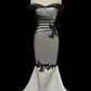 Elfenbeinfarbenes, elegantes, exquisites schwarzes Spitzenapplikations-Tüll-Ballkleid mit langer, bodenlanger Schleppe aus Satin im Meerjungfrau-Stil, gh3455