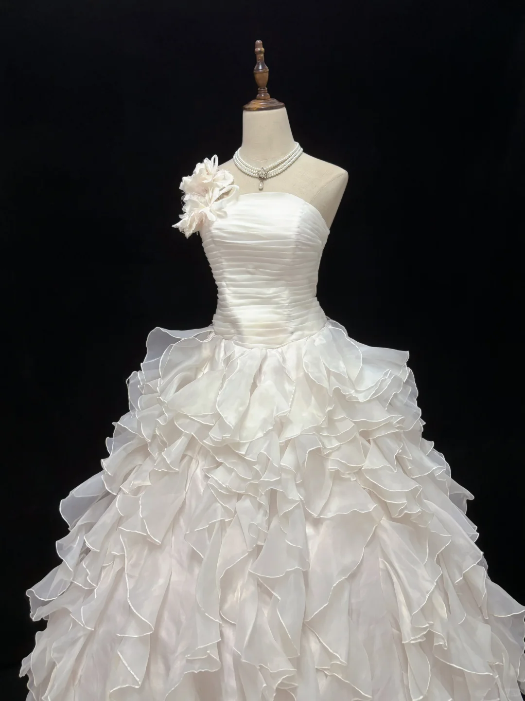 Off-White Strapless Elegant Romantic Gown, Cinched Waist, Fluffy Tiered Cake Skirt, Wedding Dress & Bridal Gown gh8194