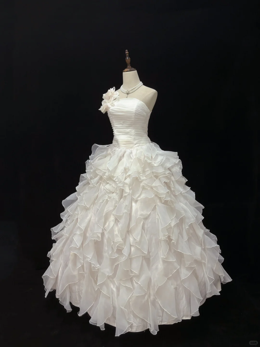 Off-White Strapless Elegant Romantic Gown, Cinched Waist, Fluffy Tiered Cake Skirt, Wedding Dress & Bridal Gown gh8194