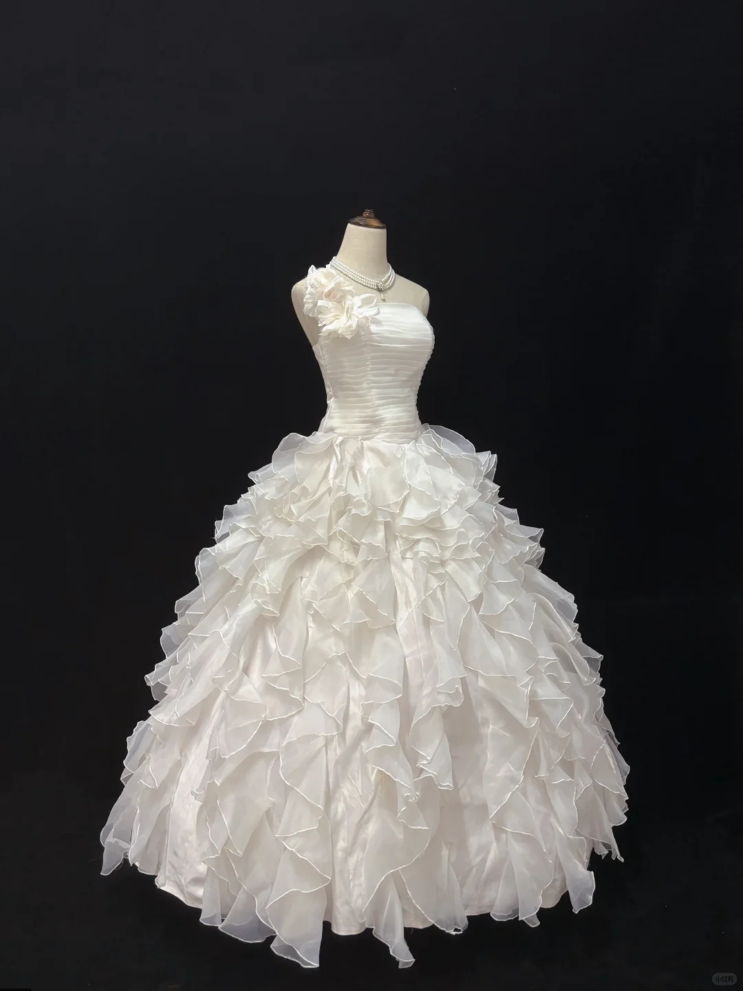 Off-White Strapless Elegant Romantic Gown, Cinched Waist, Fluffy Tiered Cake Skirt, Wedding Dress & Bridal Gown gh8194