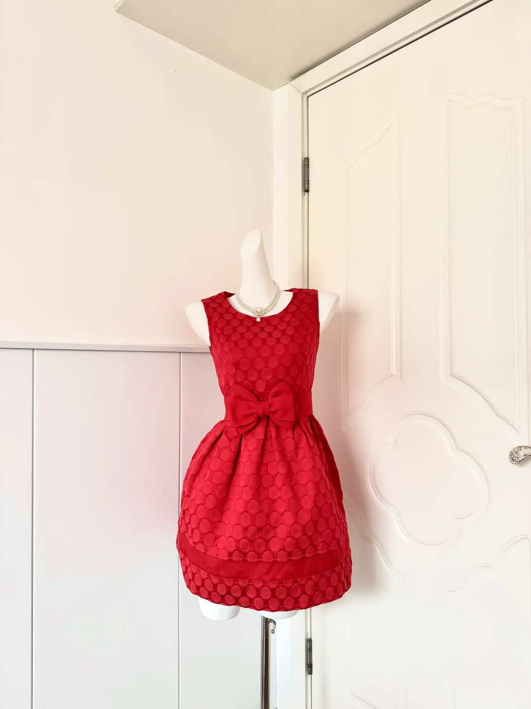 Women Red Homecoming Dress, Sleeveless Round Neck Dot Jacquard Fabric, Matching Large Bow Wide Sash, High Waist Voluminous A‑Line Mini Cocktail Party Dress gh9235