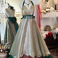 Retro-Luxus-Neckholderkleid: Tailliertes, ausgestelltes Kleid aus Satin, Partykleid gh6580