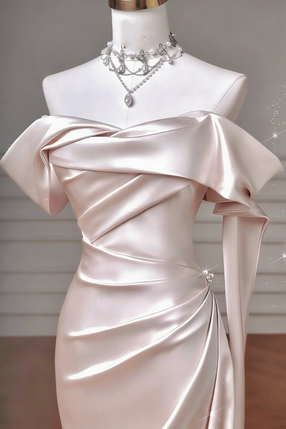 Hochwertiges, strukturiertes, champagnergoldenes Satin-Abendkleid mit schulterfreiem Schnitt, Raffungen und Schleppe – Elegantes Kleid für Dinner und roten Teppich gh6546