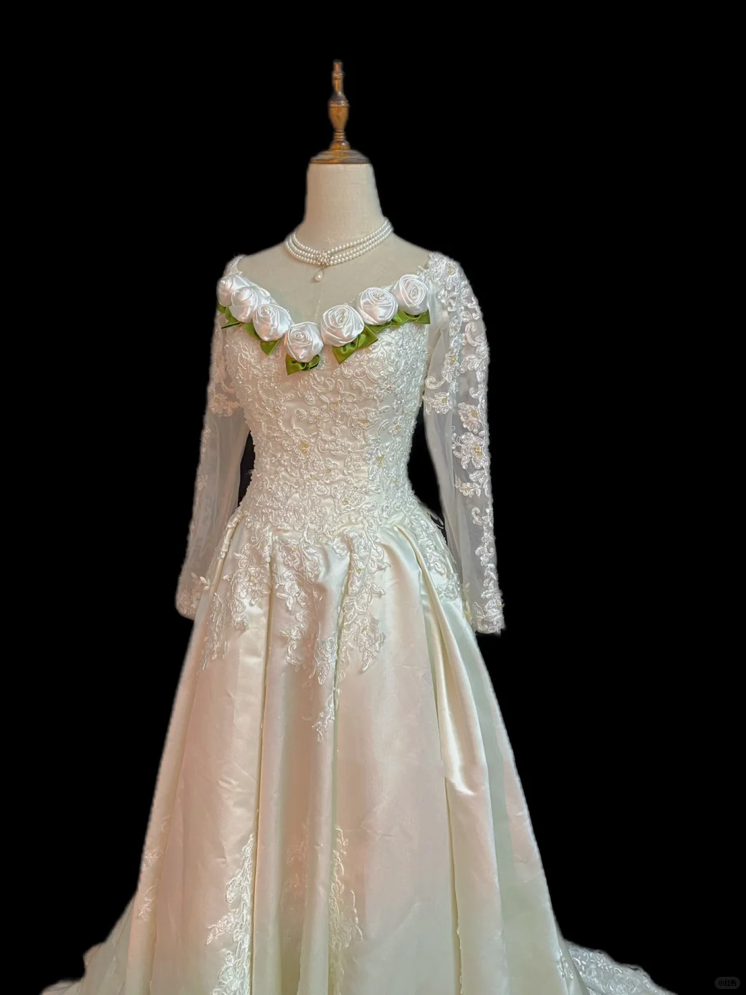 Light Champagne Long Classical Elegant Romantic Wedding Dress, Long Sleeves with Rose Lace, Fitted Waist gh8339