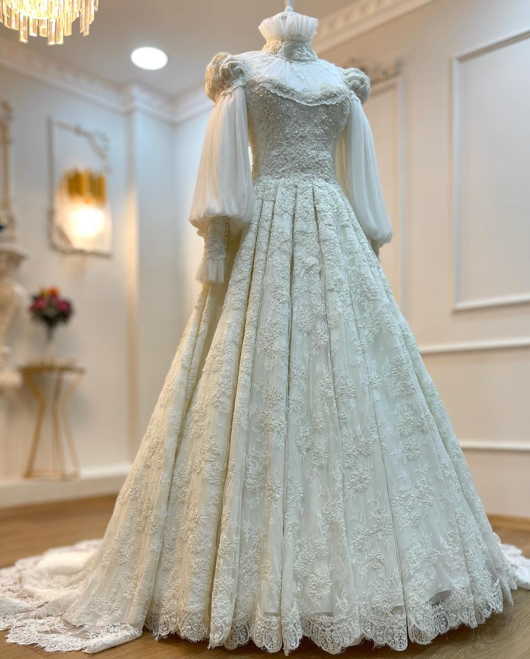Robe de bal longue vintage en dentelle et tulle à manches gigot | Style édouardien, col montant, idéale pour un mariage, une cérémonie ou un gala (gh6409)