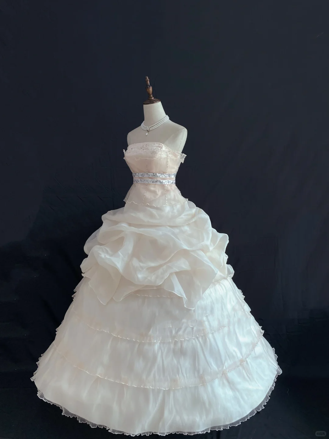 Off-white strapless romantic gown, fitted waist, elegant fluffy princess skirt, wedding dress & bridal gown gh8244