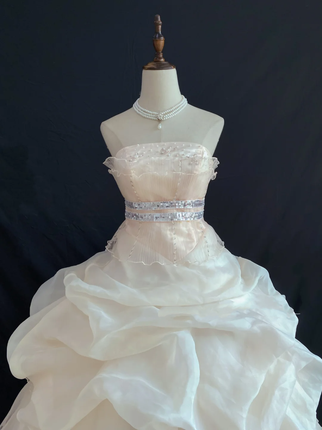 Off-white strapless romantic gown, fitted waist, elegant fluffy princess skirt, wedding dress & bridal gown gh8244
