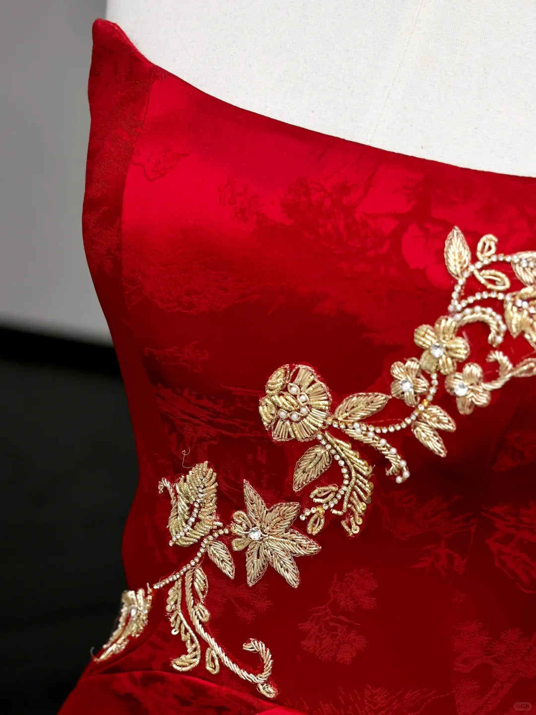 Girlhomeshops – Langes Ballkleid aus Satin mit roten Blumenapplikationen, Abendkleid, Partykleid gh5113