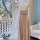 Zartrosa Chiffon-Kleid mit Rüschen und flatternden Ärmeln – Vintage-Maxikleid mit rückenfreiem Schnitt, elegant und verträumt (gh6962)