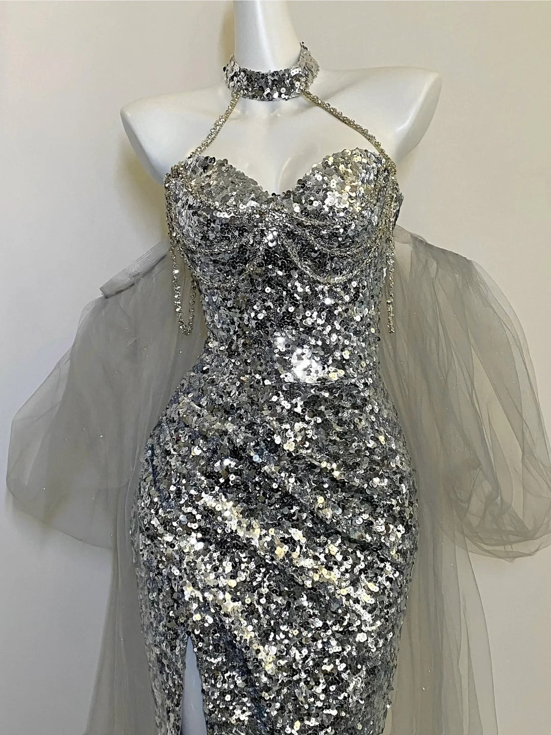 Silbernes Neckholderkleid High-End-Nische Silberkleid Schulterkette Ballkleid Abendkleid gh4330