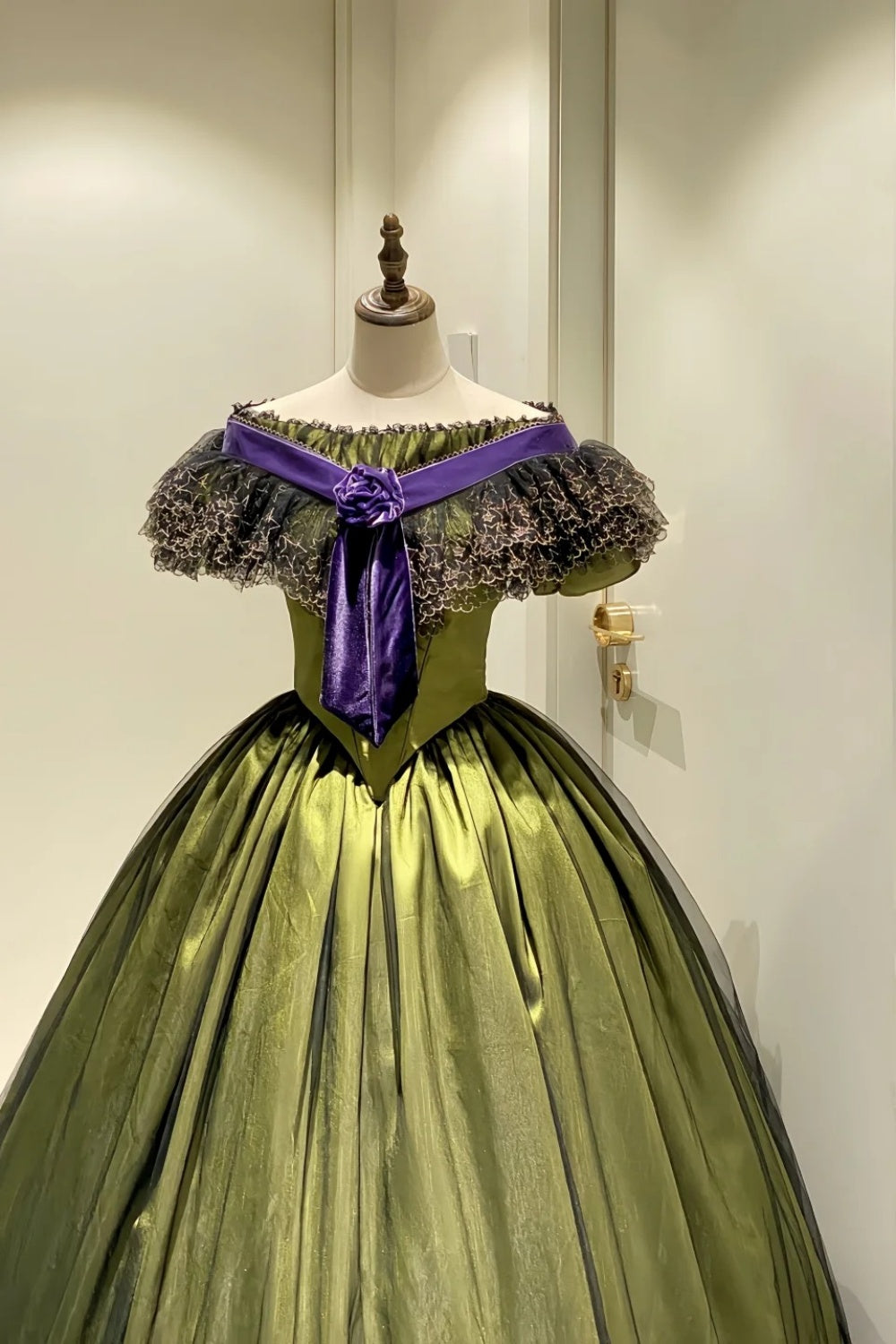 Robe de bal victorienne en satin vert olive à épaules dénudées : tissu satiné, garniture florale en velours, dentelle à motif d'étoiles, silhouette rétro, robe de soirée gh6734