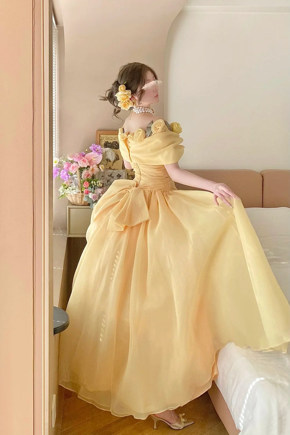 Cremefarbenes, gelbes Organza-Ballkleid in Bodenlänge mit schulterfreiem Ausschnitt und 3D-Rosenapplikation im viktorianischen Stil (gh6736)