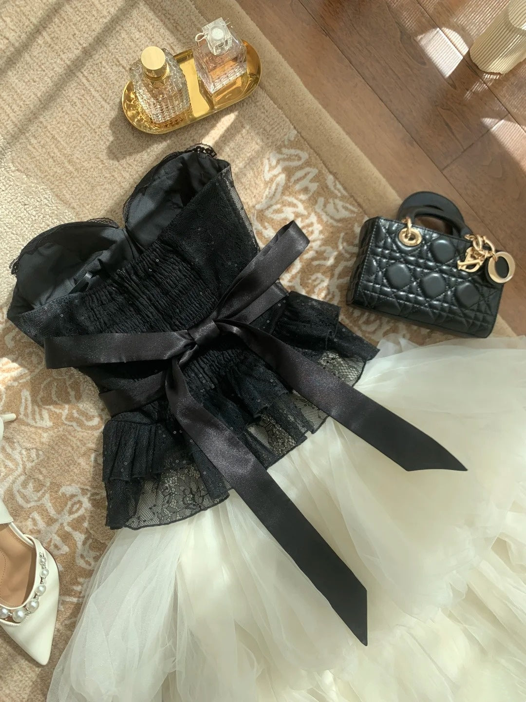 Niche Luxury Schwarz-Weißes trägerloses Spitzen-Tüll-Abendkleid gh7003