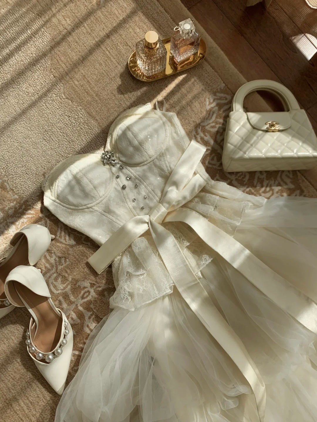 Viraler Trend! Cremefarbenes Satinkleid mit Bindegürtel – das perfekte Abendkleid für ein romantisches Date (gh7002).