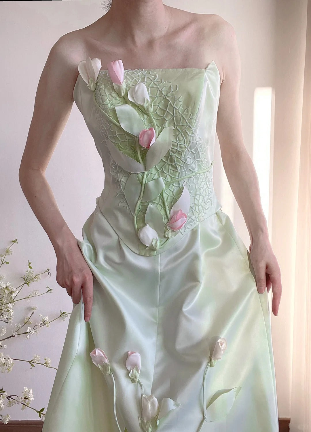 Girlhomeshops-🌷🌿Grünes, bodenlanges Ballkleid aus Satin mit Tulpenapplikation, Abendkleid gh5240