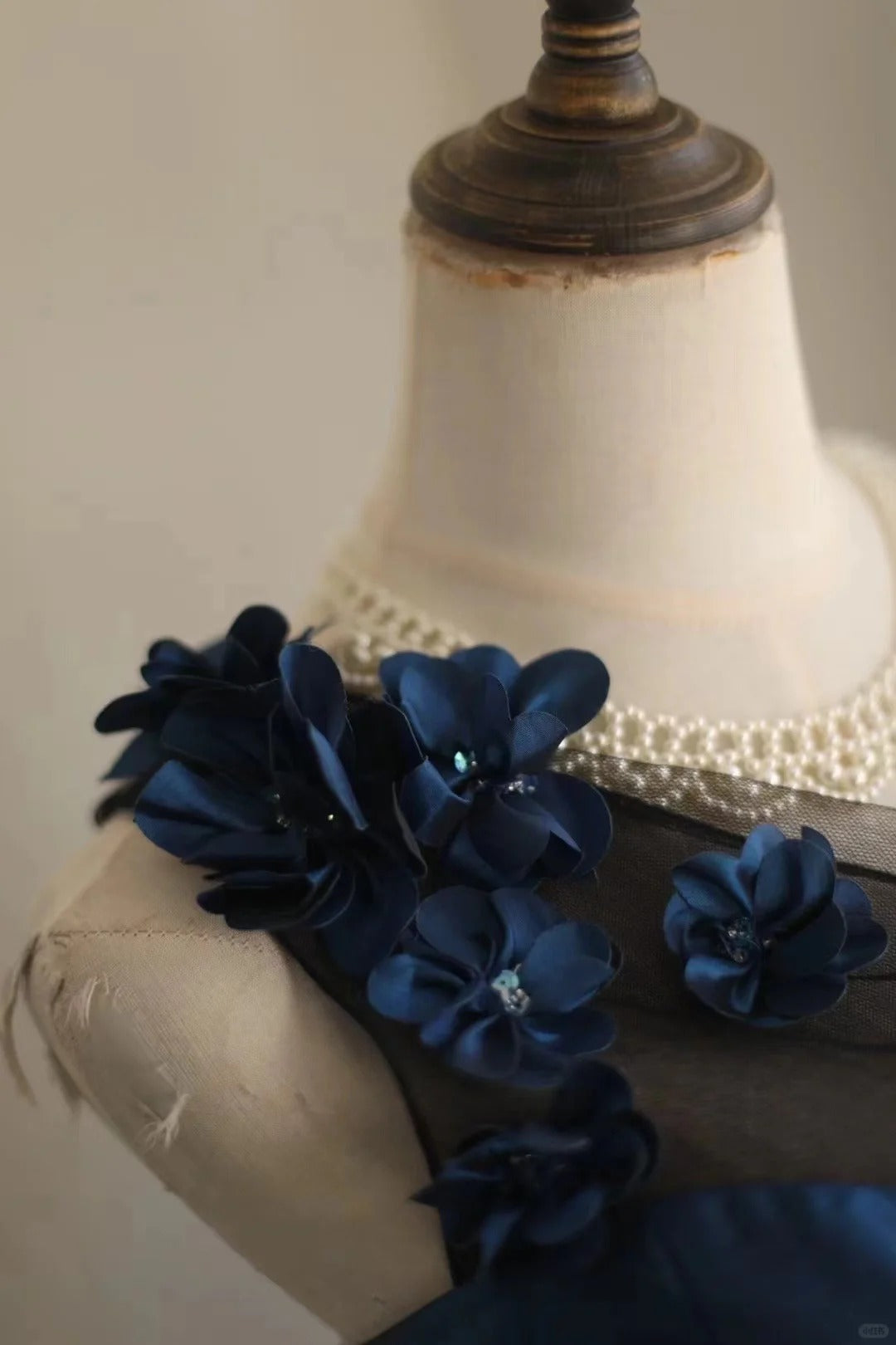 Blaues, geblümtes, kurzes Satin-Heimkehrkleid, Geburtstagspartykleid, kleine Orchidee, gh4304