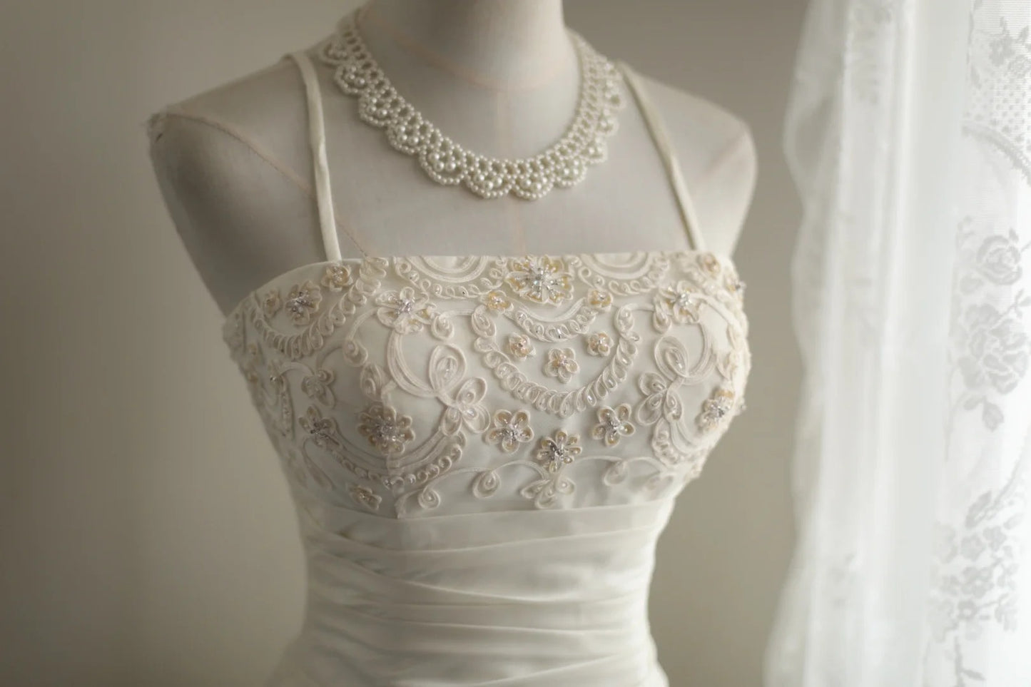 Elfenbeinweißes, exquisites, mit Perlen verziertes, modisches, kurzes, unregelmäßig plissiertes Prinzessinnenkleid, Hochzeitskleid, Heimkehrkleid, Geburtstagspartykleid, Cocktailpartykleid, Abendkleid, Ballkleid, Abendkleid. gh3968