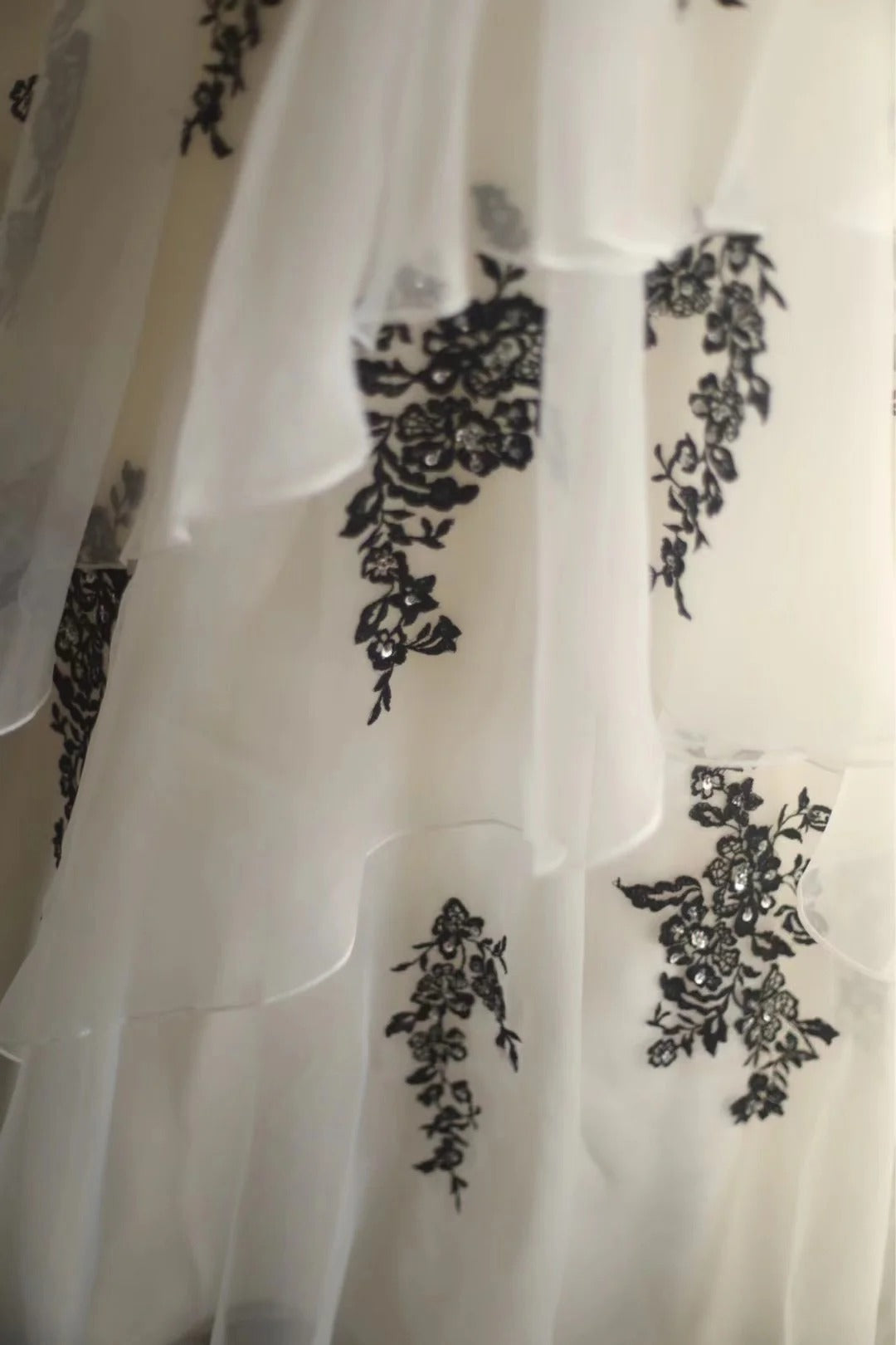 Schwarzes Schwanen-Spitzen-Blumen-Lang-Tüll-Prinzessin-Ballkleid-Abendkleid-Brautkleid gh4324