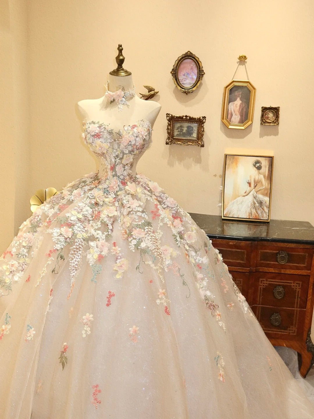girlhomeshops-Romantisches Brautkleid aus besticktem Tüll, langes ärmelloses Brautkleid mit Schleppe gh5904