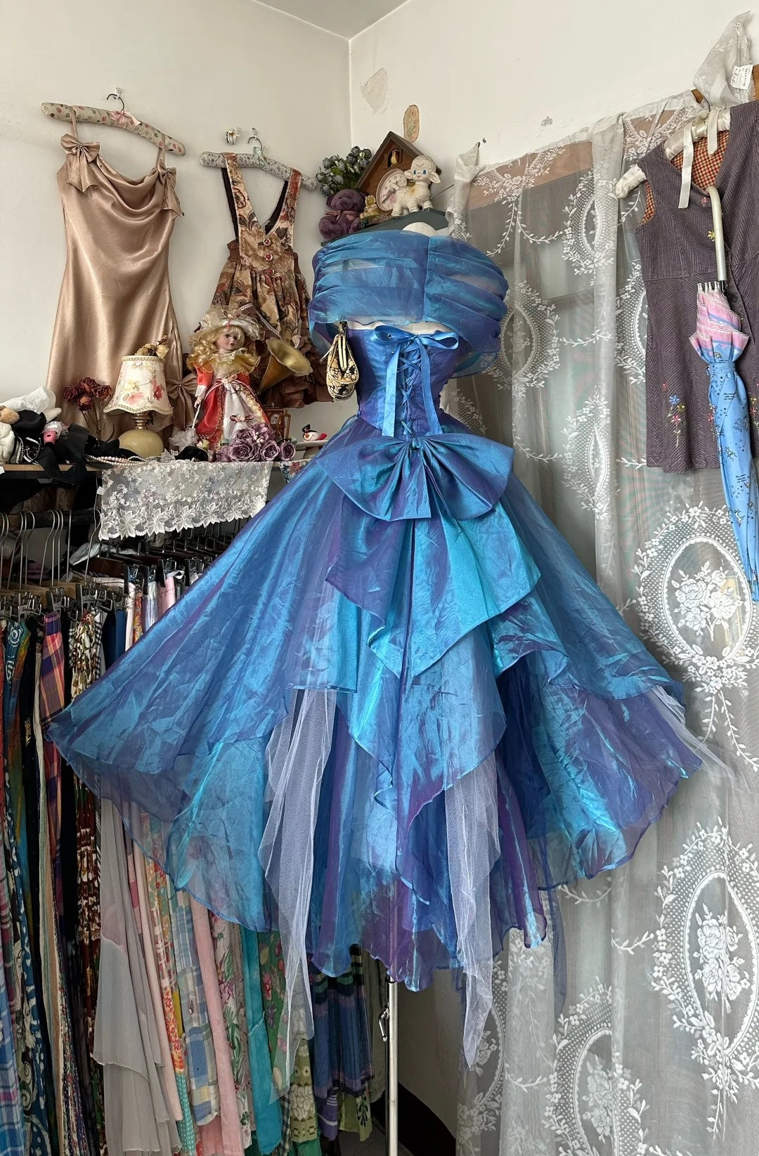 Vintage-Ballkleid im Court-Stil, blau-violett Ombré, schulterfrei, aus Spitze, schimmernder Organza, gh7091