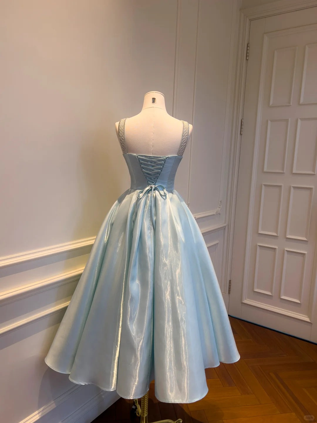 Robe de soirée élégante en satin irisé à fines bretelles, style raffiné et luxueux - Idéale pour un rendez-vous ou une fête (gh6559)