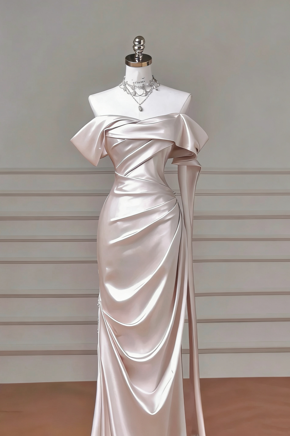 Hochwertiges, strukturiertes, champagnergoldenes Satin-Abendkleid mit schulterfreiem Schnitt, Raffungen und Schleppe – Elegantes Kleid für Dinner und roten Teppich gh6546
