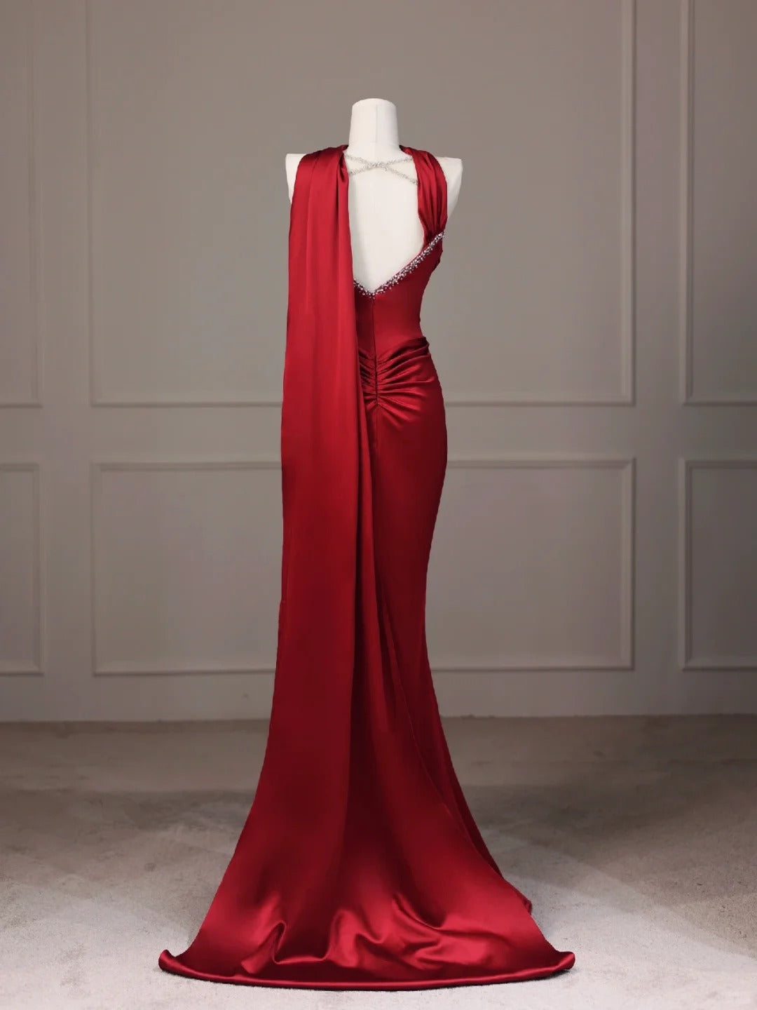 Robe de soirée longue en satin bordeaux à dos nu et queue de poisson gh4546