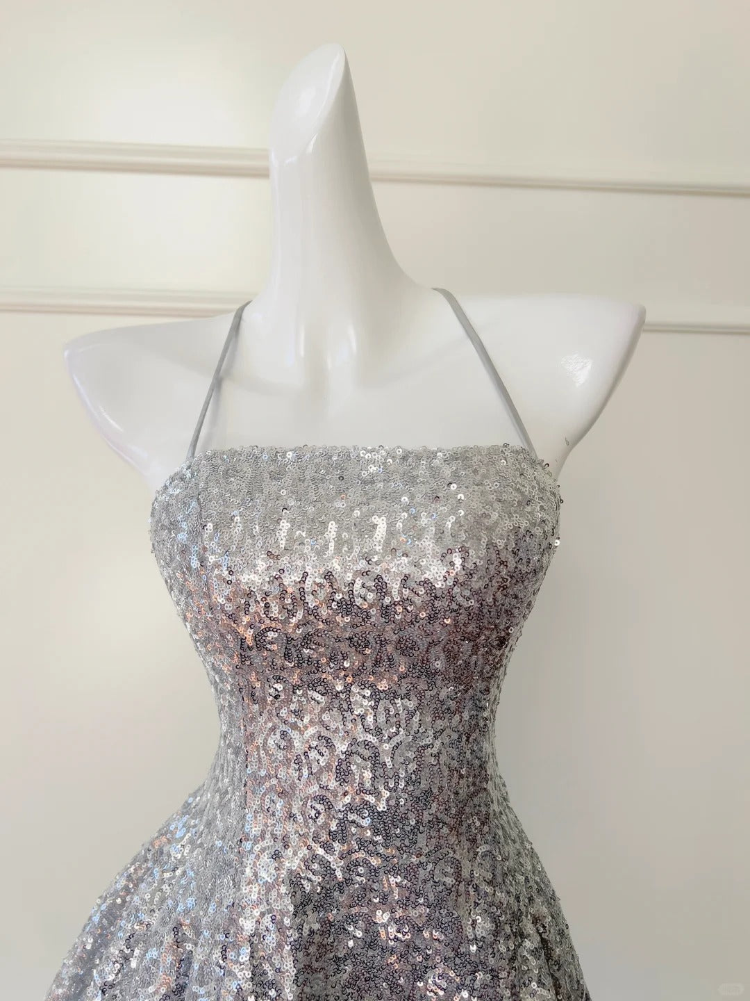 Silbernes glänzendes Nischen-Vintage-Kleid, kurzes Pailletten-Heimkehrkleid, Geburtstags-Cocktailpartykleid, gh4306