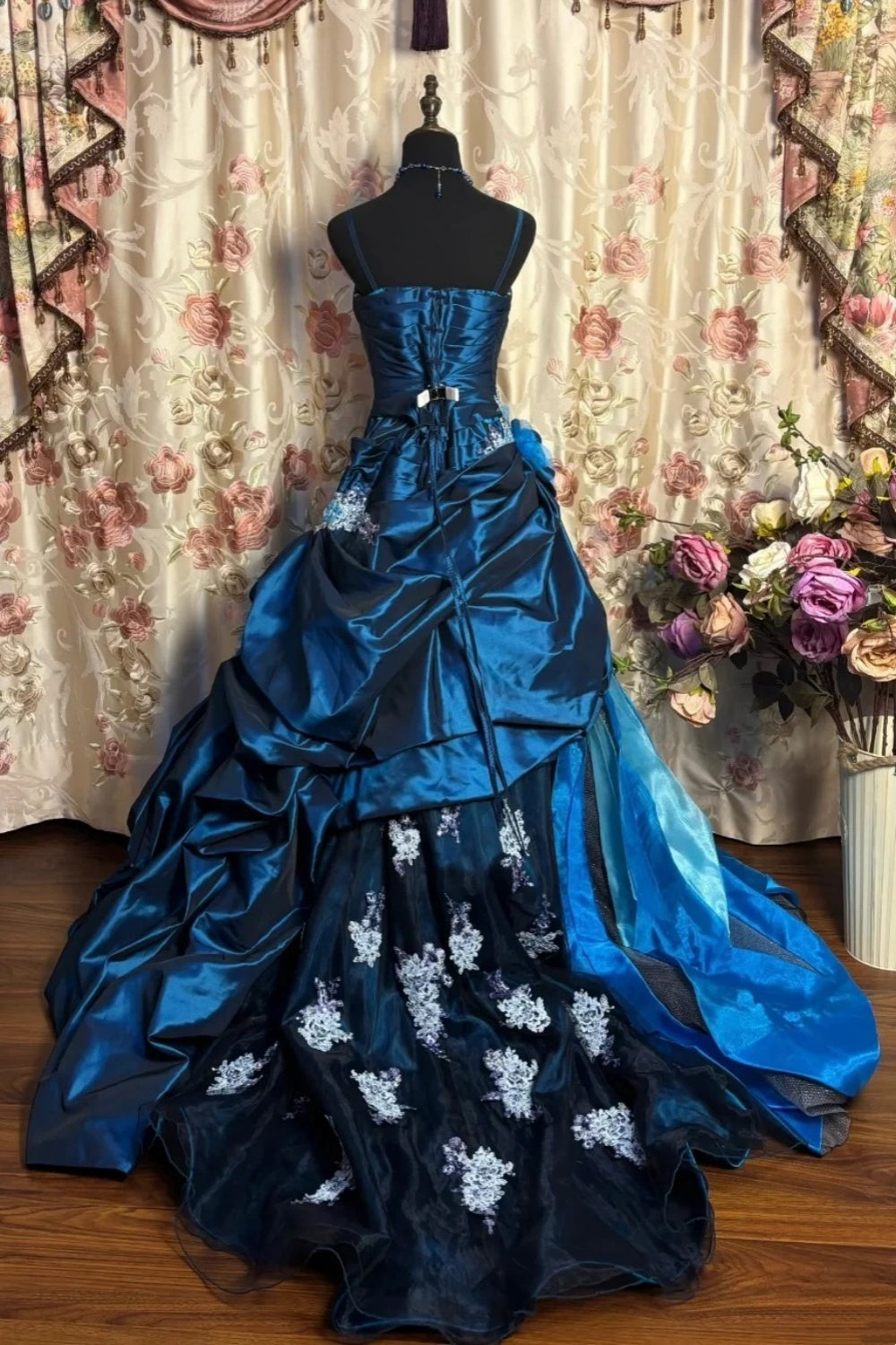 Luxuriöses, tiefseeblaues, farbverlaufendes Satin-Abendkleid mit bestickter Schleppe im Court-Stil - Themenball- und Dinnerkleid gh6543