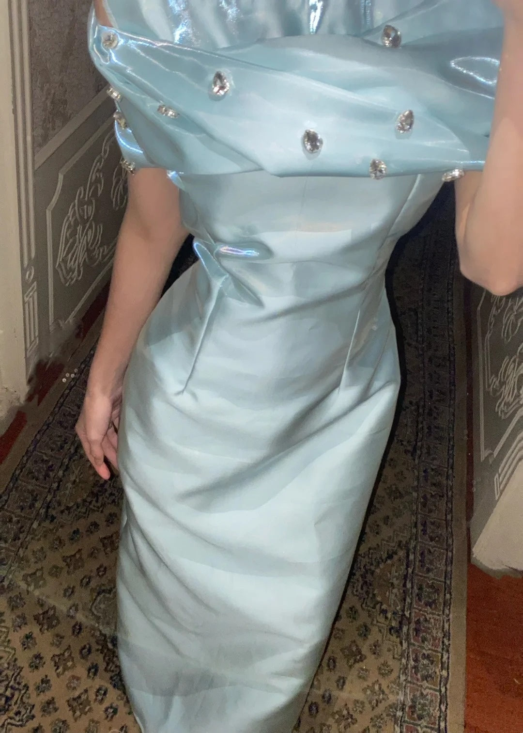 girlhomeshops-Hellblaues Satin-Diamantkleid mit Nieten, elegante Linien zeigen leichte, luxuriöse Textur gh5900