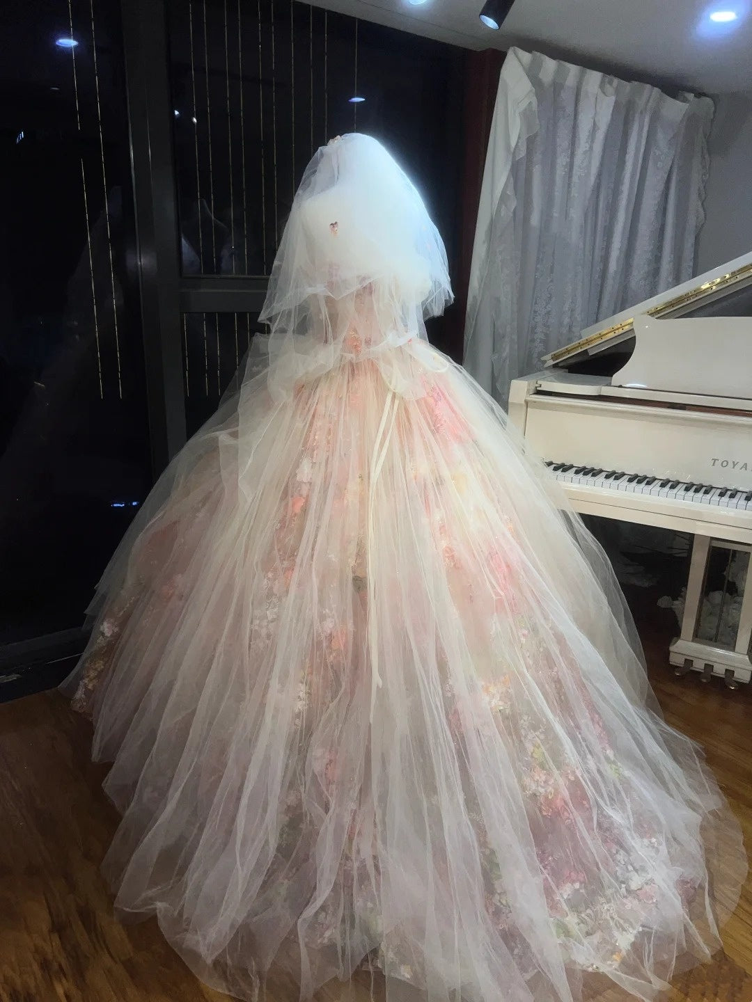 Ein bezauberndes Feenkleid mit Blumenmuster und Tausenden von Blüten am Saum. gh6728