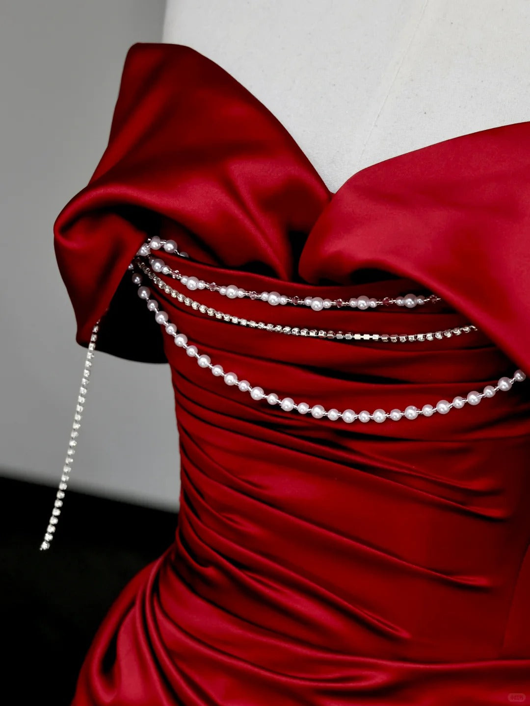 Girlhomeshops - Robe de soirée longue en satin rouge ornée de perles gh5114