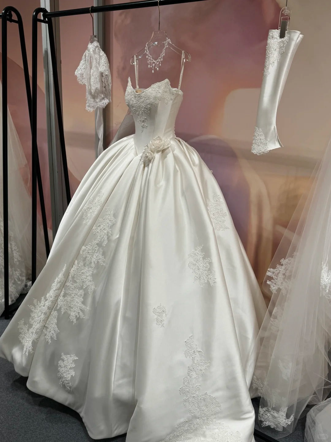 Girlhomeshops - Brautkleid Prinzessin Satin süß klassisch elegant langes Brautkleid exquisite Spitze gh5447