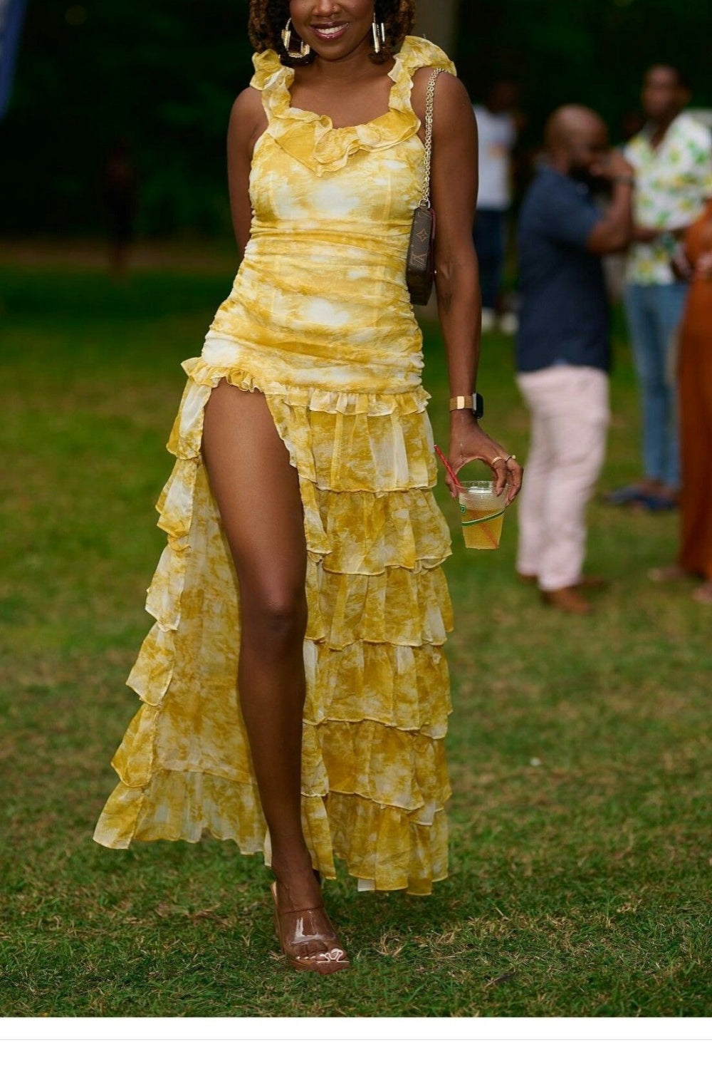 Girlhomeshops - Robe de soirée longue en mousseline de soie, élégante et sexy, motif floral, jaune, à volants, pour invité de mariage, gh5205