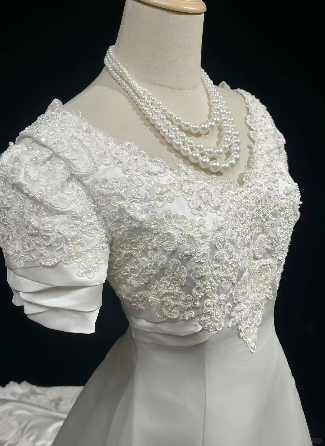 Round Neck Vintage A Line Bridal Gown Puff Short Sleeves Lace Embroidery Wedding Dress with Train gh9542
