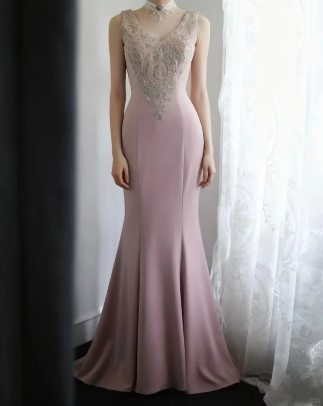 Dusty Pink Sleeveless Mermaid Evening Gown, V‑Neck Illusion Lace Beaded Applique Fitted Long Formal Party Dress gh9106