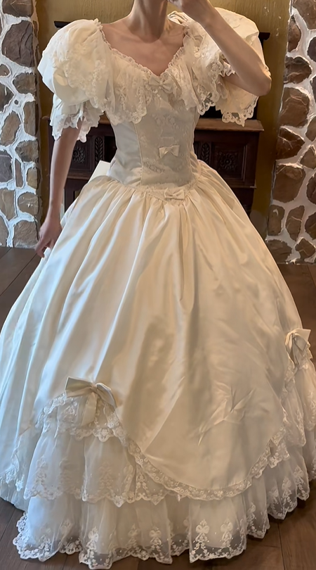 Ivory White Vintage Ballgown Wedding Dress, Puff Short Sleeve Lace Ruffle V‑Neck Satin Bows Corset Bodice Princess Voluminous Skirt Bridal Gown gh9076