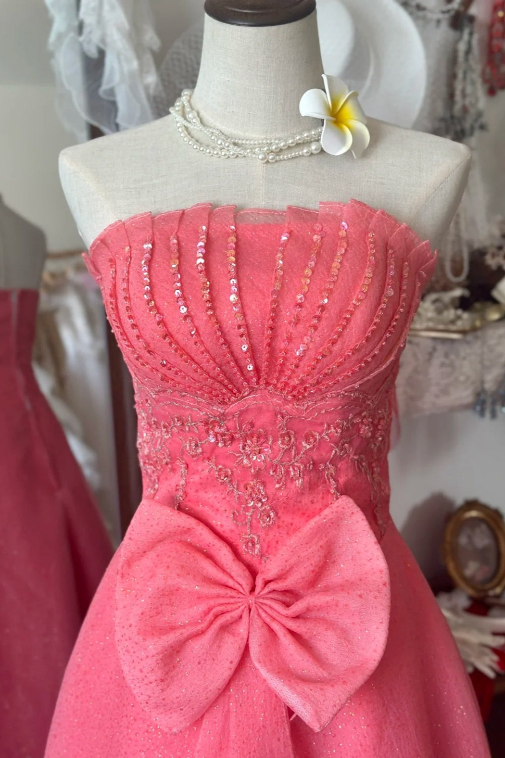 Robe dos nu style diva rétro : jupe à volants cintrée à la taille, tissu satiné, robe de soirée haut de gamme gh6579