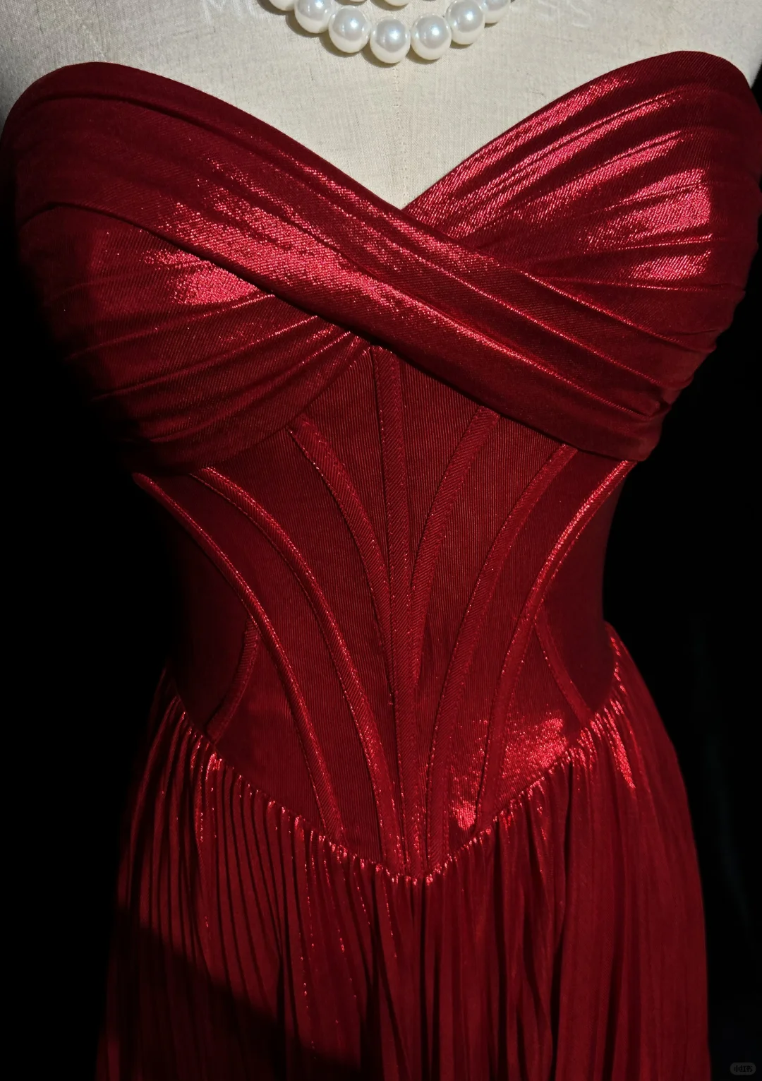 Strapless Bright Red Prom Dress Twisted Sweetheart Neckline Metallic Pleated Formal Gown with Train gh9544