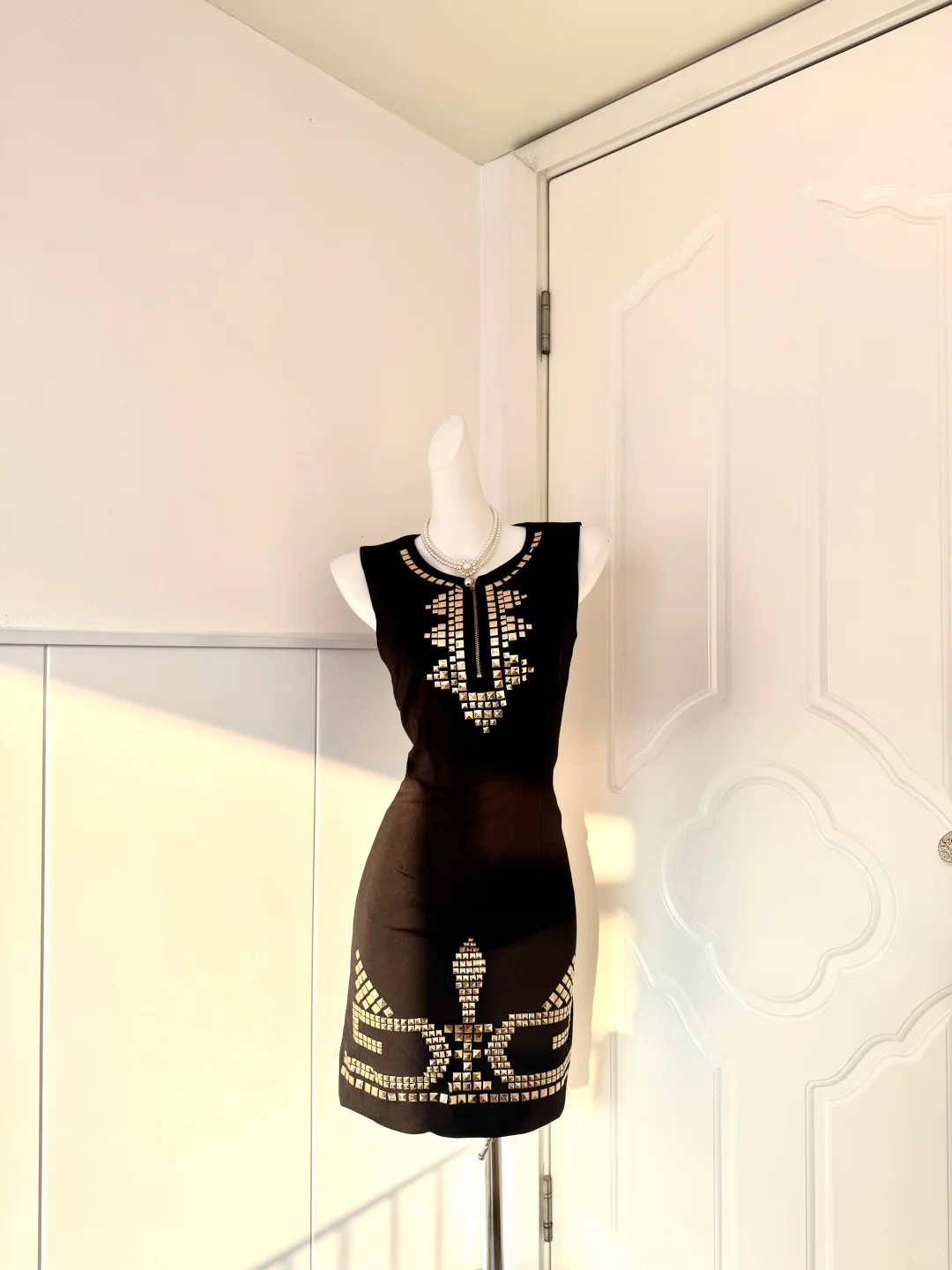 Black Gold Studded Homecoming Dress Sleeveless Round Neck Bodycon Cocktail Party Gown gh9387