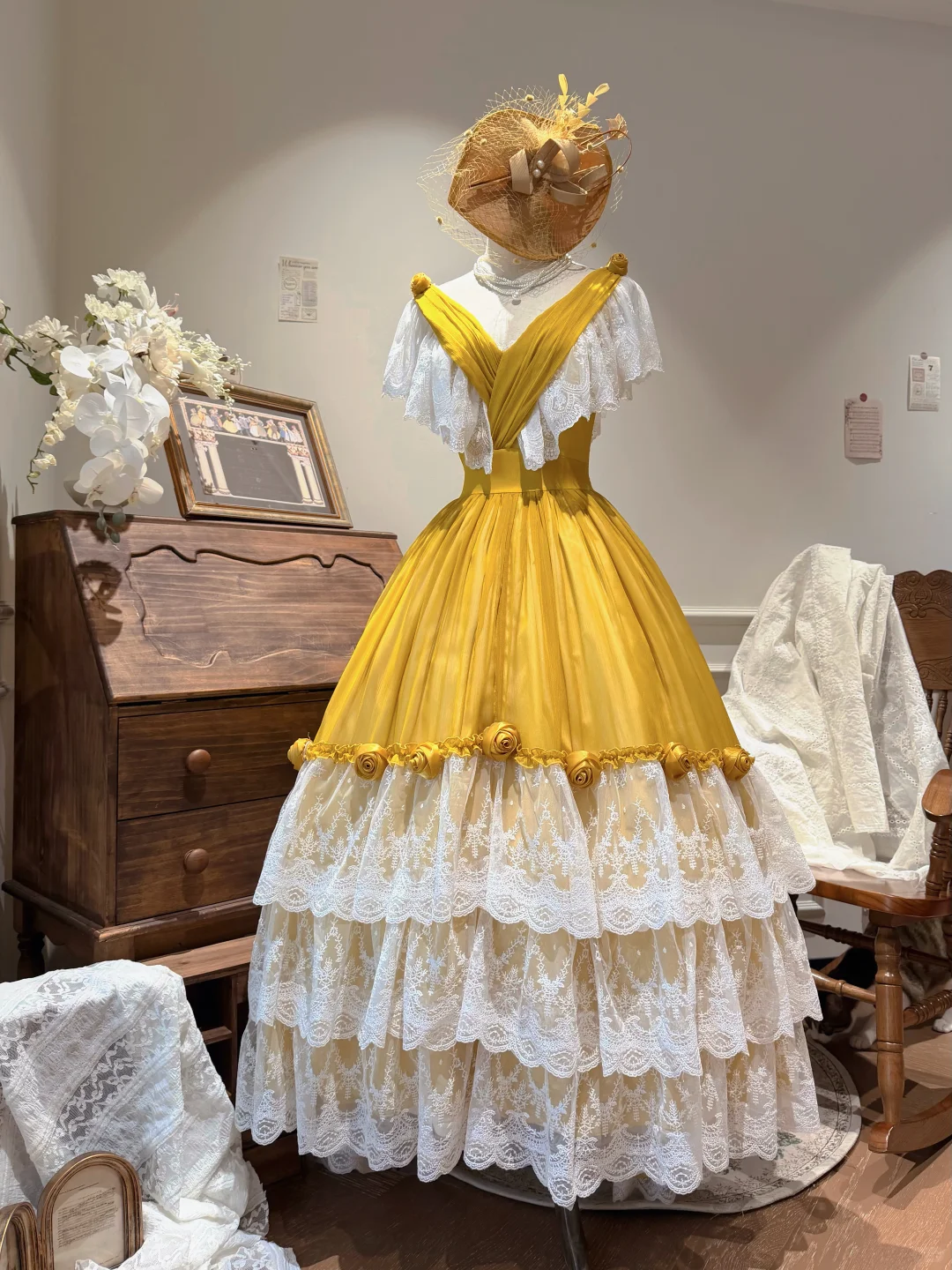 Vintage Yellow V-Neck White Lace Fitted Waist Tiered Cake Skirt Prom & Evening Party Dress gh8495