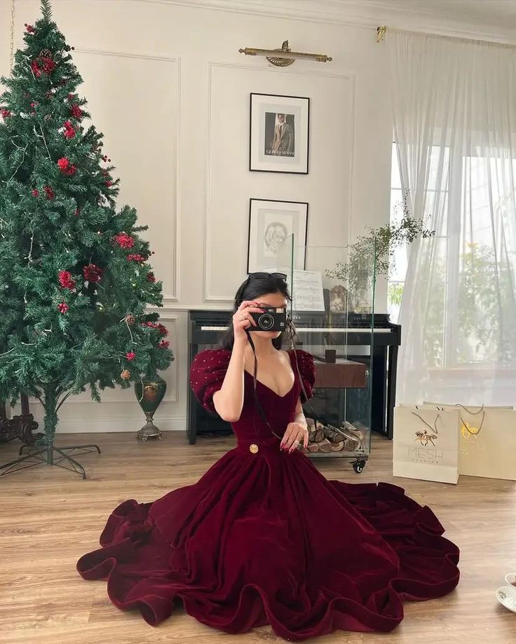 Burgunderrotes Samtkleid mit V-Ausschnitt, kurzen Puffärmeln, Perlenbesetzt, A-Linie, bodenlang, Ballkleid, Abendkleid, Weihnachtspartykleid gh3042