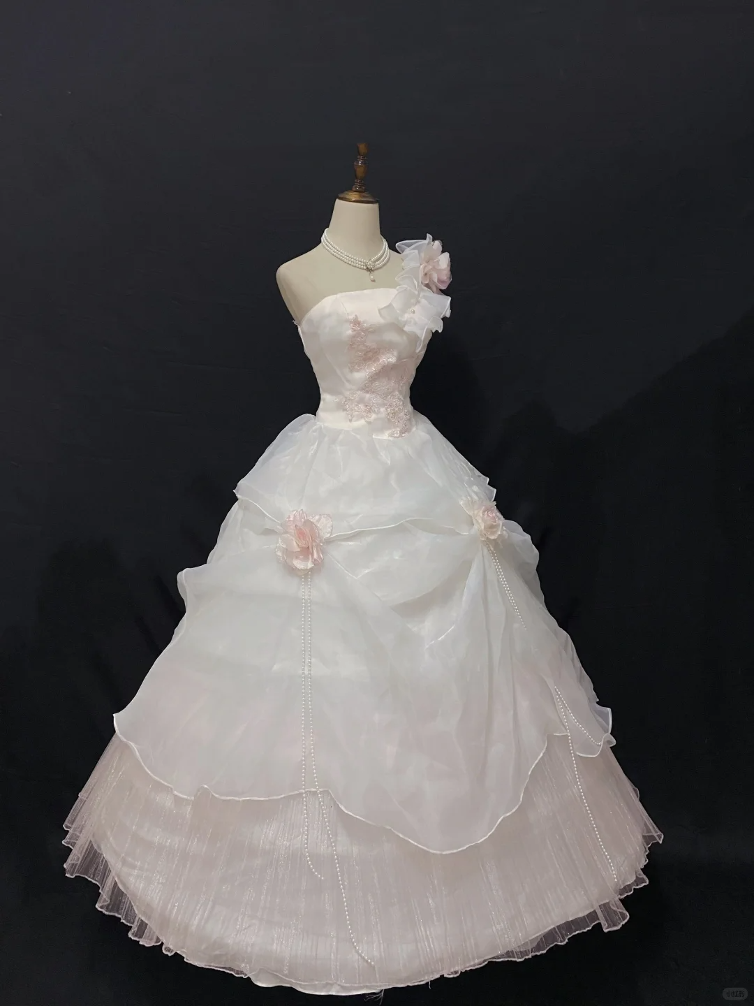 Blush pink strapless romantic gown decorated with floral ornaments, fitted waist and voluminous princess skirt, wedding dress & bridal gown gh8252