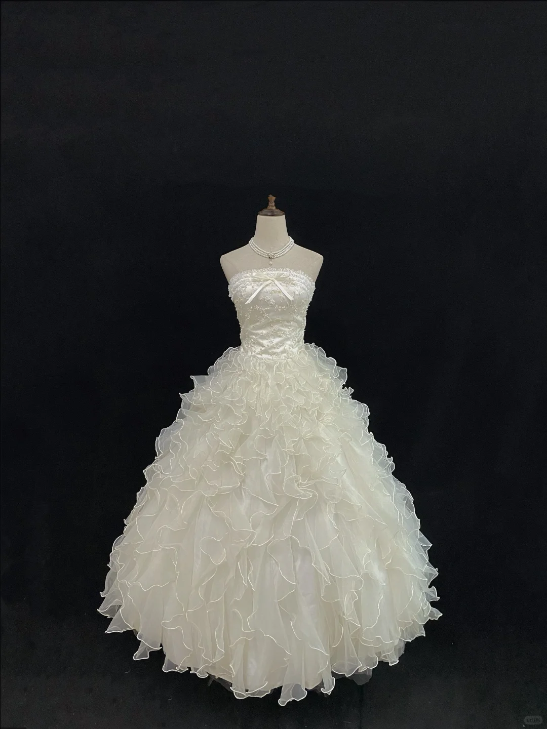Off-white strapless romantic temperament gown with cinched waist and fluffy cute wavy skirt, wedding dress & bridal gown gh8123